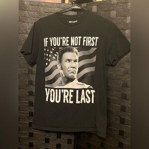 Talladega Nights Shirt med Black IF YOURE NOT FIRST YOUR LAST Ricky Bobby